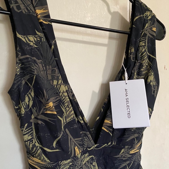 BRAND NEW One piece Swimsuit✨ - Picture 2 of 6